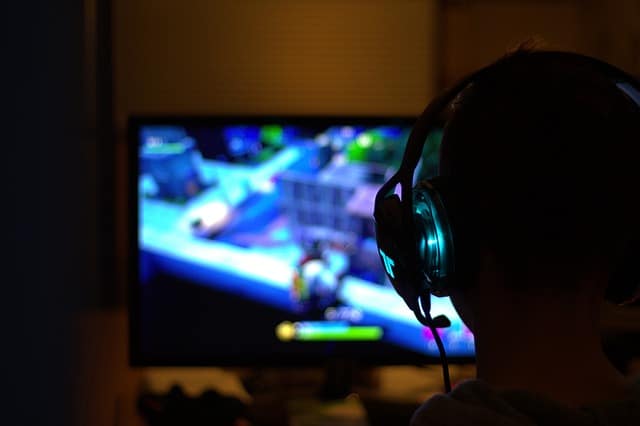 22 signs a gamer guy likes you