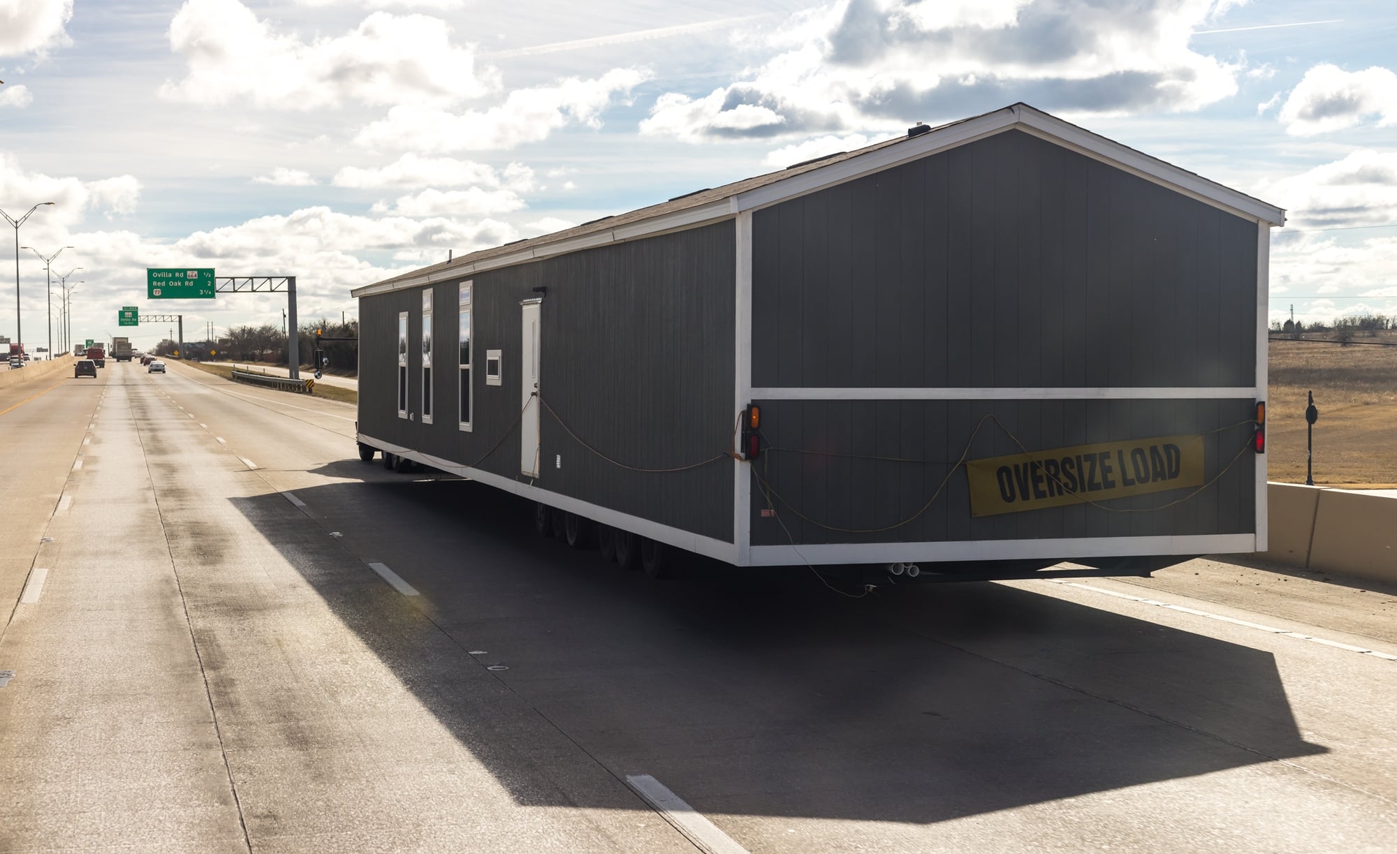 mobilehousetransportation-transportingportablehomeonthehighwayin